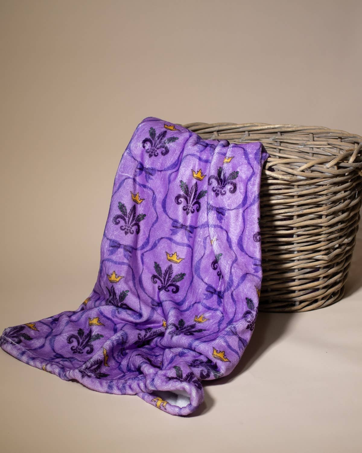 Mardi Bow Throw 50x60